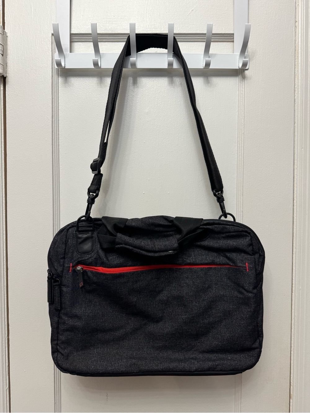 Uniqlo Classic Laptop Bag With Red Accents View 3